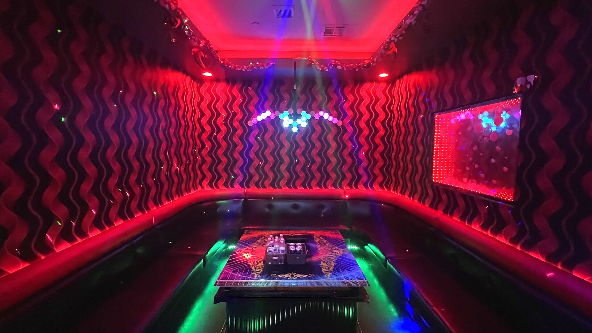 Medium karaoke room at Maxim